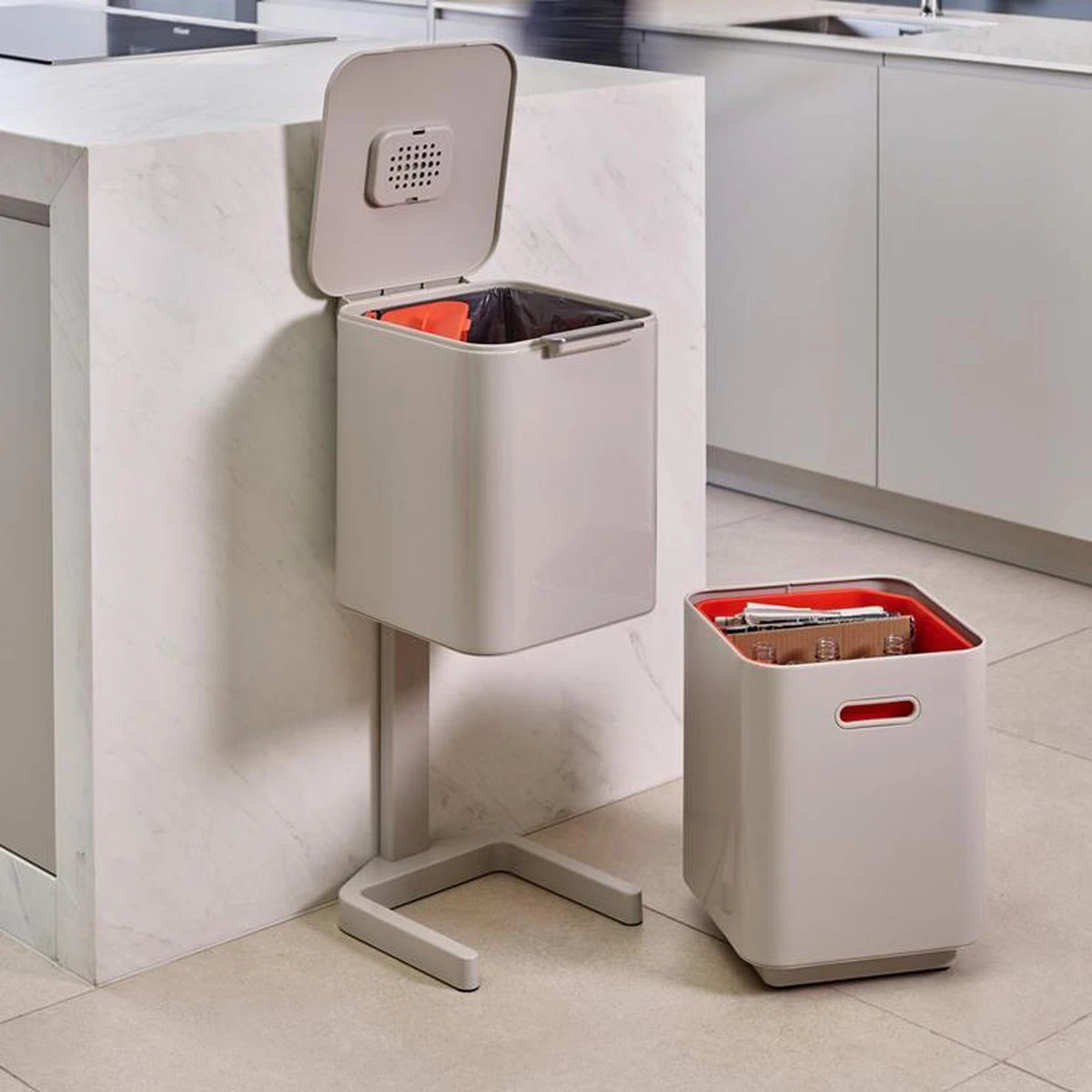 Joseph Joseph Intelligent Waste Prullenbak Totem 2.0 Compact Recycler - 40 L - Stone 6 Joseph Joseph Intelligent Waste Prullenbak Totem 2.0 Compact Recycler - 40 L - Stone - Afbeelding 4