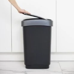 Rotho Twist Prullenbak- 50L - 60,2cm - Met Kanteldeksel - Zilver/Zwart -Mepal shop 1200x1200 1152