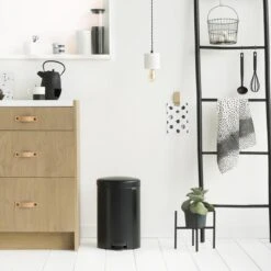 Brabantia NewIcon Prullenbak - 20 L - Matt Black 23 Brabantia NewIcon Prullenbak - 20 L - Matt Black -Mepal shop 1200x1200 1176