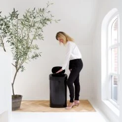 Homra FONIX Sensor Prullenbak Zwart 50 Liter - Automatische Soft Close Deksel - 50L - Zwarte Afvalemmer - Infrarood Sensor - Vuilnisbak Met Elektrische Deksel - Sensorbediening - Vingerafdrukvrij - Vuilafstotend - Zwarte Keuken En Kantoor Vuilbak -Mepal shop 1200x1200 1213