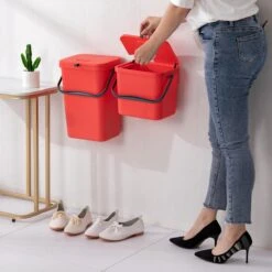 Homra Wall-up Prullenbak | Inbouwprullenbak Ophangbaar Met Plakstrip | GFT Vuilbak | Werkblak Afvalbak | Draagbare Vuilnisemmer | 12L Inhoud | Rood -Mepal shop 1200x1200 1249