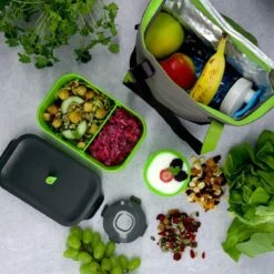 Homra Lunchset In Tas BREAQ Green - Broodtrommel - Yoghurtbeker - Koeltas - Lunch To Go - Duurzaam Kunststof - BPA Vrij - Lunchtrommel - Magnetron, Diepvries, Vaatwasser Bestendig - Grijs Met Groen - Picknick - Kantoor - School - Vers Houden -Mepal shop 1200x1200 1916