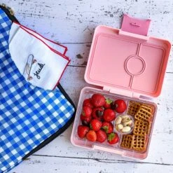 Yumbox Snack - Lekvrije Bento Box Lunchbox - 3 Vakken - Coco Roze / Rainbow Tray 8 Yumbox Snack - Lekvrije Bento Box Lunchbox - 3 Vakken - Coco Roze / Rainbow Tray -Mepal shop 1200x1200 1943