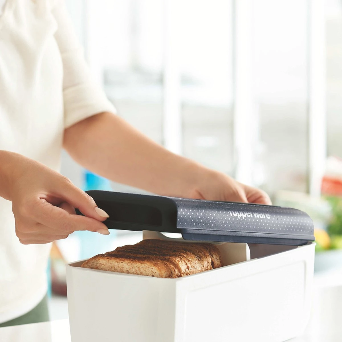 Tupperware BreadSmart Junior - Vershouddoos - Brood Langer Vers Houden - 32 X 17,5 X 15cm 6 Tupperware BreadSmart Junior - Vershouddoos - Brood Langer Vers Houden - 32 X 17,5 X 15cm - Afbeelding 4