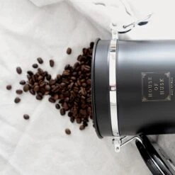 House Of Husk Koffieblik Met CO² Ventilatie - Bewaarblik - Voorraadbussen - Voorraadblik - RVS - Zwart - 1.5 Liter 13 House Of Husk Koffieblik Met CO² Ventilatie - Bewaarblik - Voorraadbussen - Voorraadblik - RVS - Zwart - 1.5 Liter -Mepal shop 1200x1200 2305