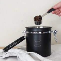 House Of Husk Koffieblik Met CO² Ventilatie - Bewaarblik - Voorraadbussen - Voorraadblik - RVS - Zwart - 1.5 Liter 16 House Of Husk Koffieblik Met CO² Ventilatie - Bewaarblik - Voorraadbussen - Voorraadblik - RVS - Zwart - 1.5 Liter -Mepal shop 1200x1200 2308