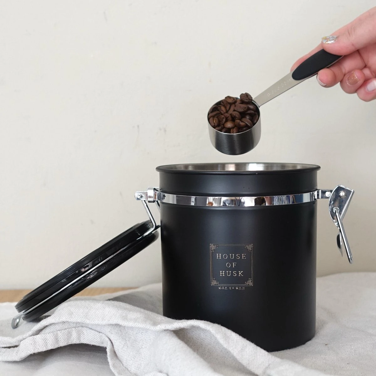 House Of Husk Koffieblik Met CO² Ventilatie - Bewaarblik - Voorraadbussen - Voorraadblik - RVS - Zwart - 1.5 Liter 9 House Of Husk Koffieblik Met CO² Ventilatie - Bewaarblik - Voorraadbussen - Voorraadblik - RVS - Zwart - 1.5 Liter - Afbeelding 7