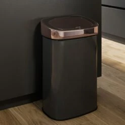 Stangvollby Nausta Sensor Prullenbak - 58 Liter - Zwart Met Roségouden Deksel - RVS - Soft Close - Vingerafdrukvrij - Zwarte Afvalbak Met Koperen Rand - Hygiënische Automatische Deksel - Keuken Afvalemmer - Kantoor Vuilbak 60 Liter - Elektrisch -Mepal shop 1200x1200 578