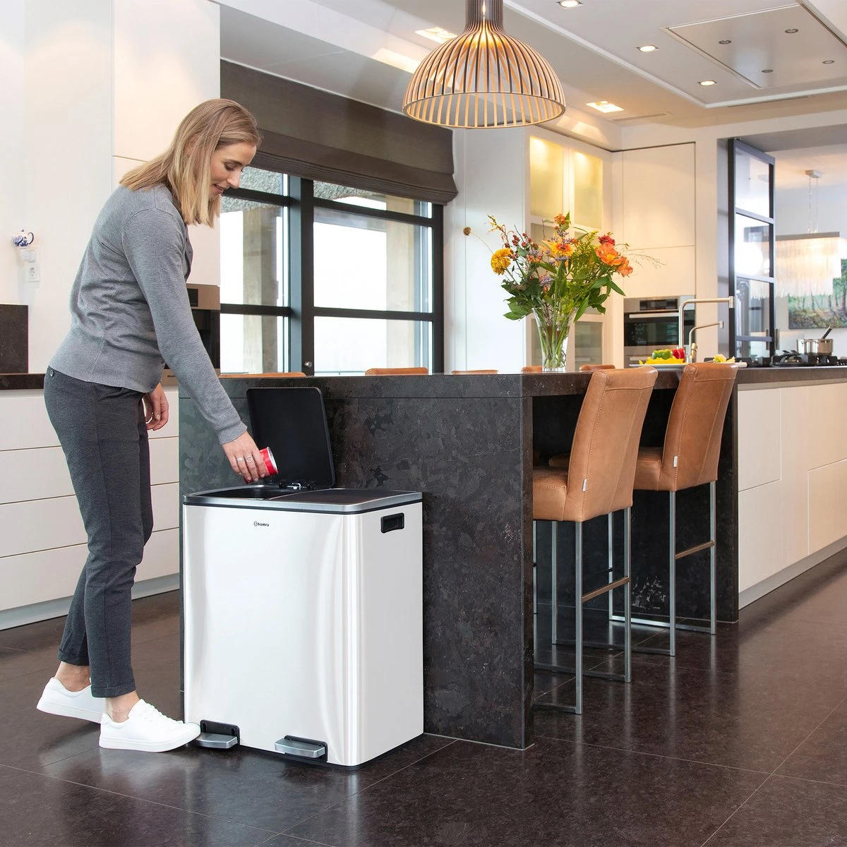 Afvalscheidingsprullenbak 2 Vakken Wit – 60 L (2x30 Liter) Pedaalemmer Homra QUICKX – Design Duo Afvalemmer RVS - Afval Scheiden - Recycle Afvalbak - Hygiënisch Pedaal - Dubbele Vuilnisbak - Keuken Vuilbak - Kantoor Prullenbak 4 Afvalscheidingsprullenbak 2 Vakken Wit – 60 L (2x30 Liter) Pedaalemmer Homra QUICKX – Design Duo Afvalemmer RVS - Afval Scheiden - Recycle Afvalbak - Hygiënisch Pedaal - Dubbele Vuilnisbak - Keuken Vuilbak - Kantoor Prullenbak - Afbeelding 2