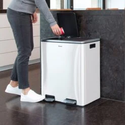 Afvalscheidingsprullenbak 2 Vakken Wit – 60 L (2x30 Liter) Pedaalemmer Homra QUICKX – Design Duo Afvalemmer RVS - Afval Scheiden - Recycle Afvalbak - Hygiënisch Pedaal - Dubbele Vuilnisbak - Keuken Vuilbak - Kantoor Prullenbak 25 Afvalscheidingsprullenbak 2 Vakken Wit – 60 L (2x30 Liter) Pedaalemmer Homra QUICKX – Design Duo Afvalemmer RVS - Afval Scheiden - Recycle Afvalbak - Hygiënisch Pedaal - Dubbele Vuilnisbak - Keuken Vuilbak - Kantoor Prullenbak -Mepal shop 1200x1200 704