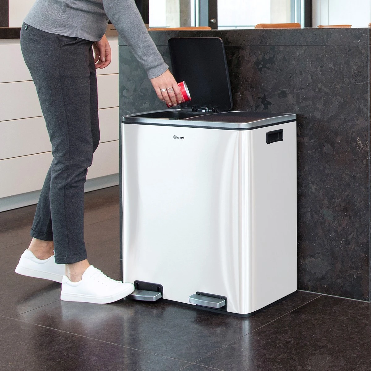 Afvalscheidingsprullenbak 2 Vakken Wit – 60 L (2x30 Liter) Pedaalemmer Homra QUICKX – Design Duo Afvalemmer RVS - Afval Scheiden - Recycle Afvalbak - Hygiënisch Pedaal - Dubbele Vuilnisbak - Keuken Vuilbak - Kantoor Prullenbak 7 Afvalscheidingsprullenbak 2 Vakken Wit – 60 L (2x30 Liter) Pedaalemmer Homra QUICKX – Design Duo Afvalemmer RVS - Afval Scheiden - Recycle Afvalbak - Hygiënisch Pedaal - Dubbele Vuilnisbak - Keuken Vuilbak - Kantoor Prullenbak - Afbeelding 5