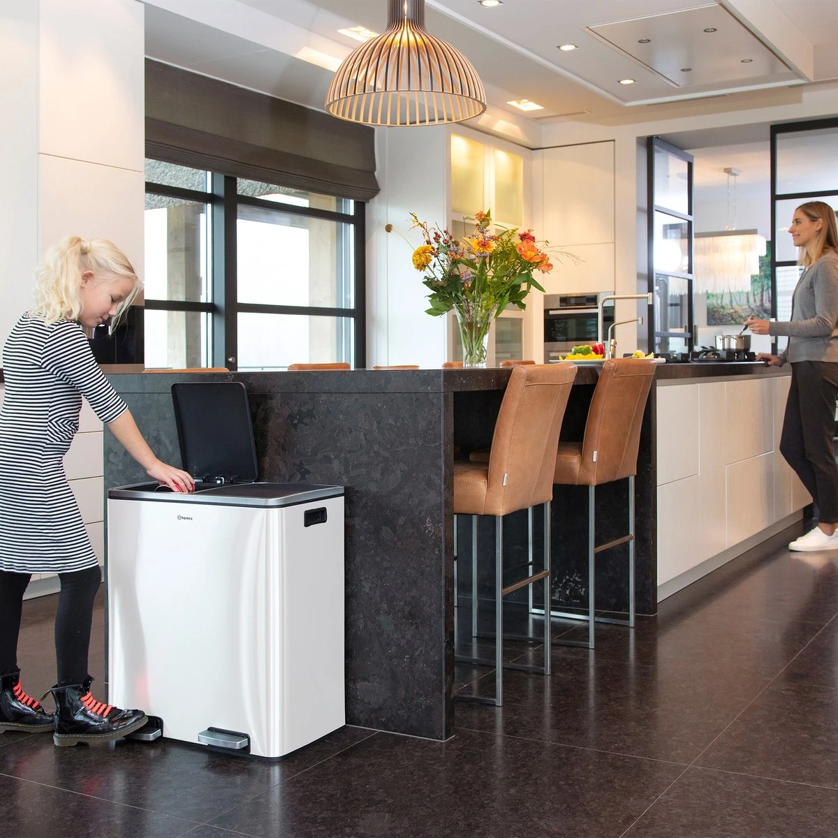 Afvalscheidingsprullenbak 2 Vakken Wit – 60 L (2x30 Liter) Pedaalemmer Homra QUICKX – Design Duo Afvalemmer RVS - Afval Scheiden - Recycle Afvalbak - Hygiënisch Pedaal - Dubbele Vuilnisbak - Keuken Vuilbak - Kantoor Prullenbak 19 Afvalscheidingsprullenbak 2 Vakken Wit – 60 L (2x30 Liter) Pedaalemmer Homra QUICKX – Design Duo Afvalemmer RVS - Afval Scheiden - Recycle Afvalbak - Hygiënisch Pedaal - Dubbele Vuilnisbak - Keuken Vuilbak - Kantoor Prullenbak - Afbeelding 17