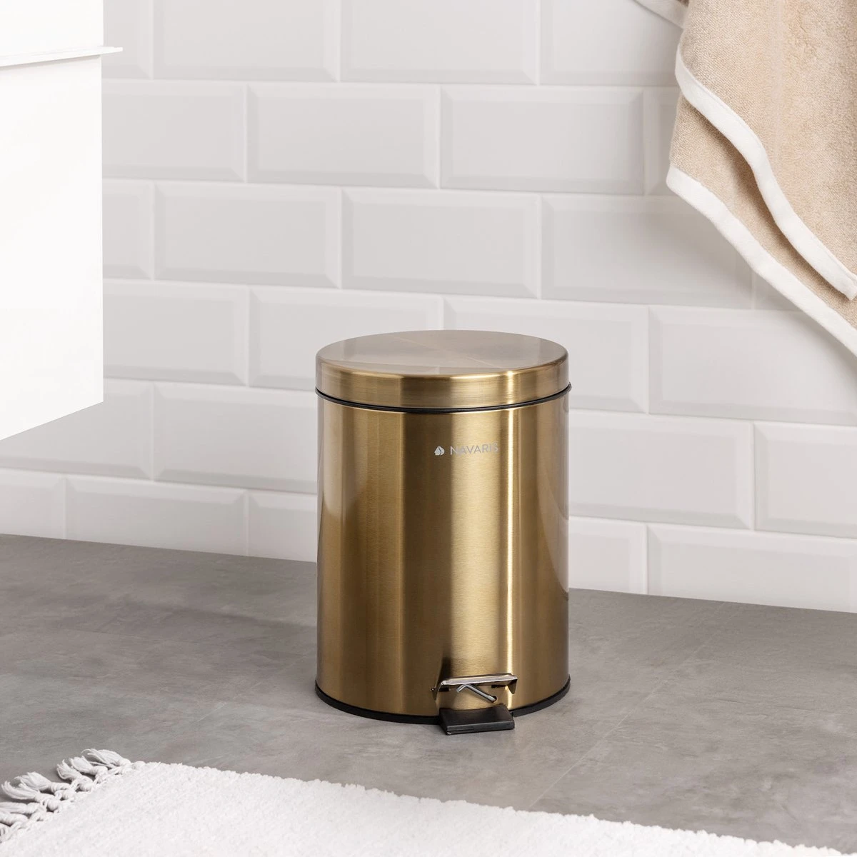 Navaris Badkamer Pedaalemmer 5 Liter - Badkamerprullenbak Met Deksel En Uitneembare Emmer Voor Badkamer, Toilet, Keuken - Metallic Goudkleurig 6 Navaris Badkamer Pedaalemmer 5 Liter - Badkamerprullenbak Met Deksel En Uitneembare Emmer Voor Badkamer, Toilet, Keuken - Metallic Goudkleurig - Afbeelding 4