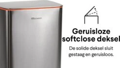 Pedaalemmer RVS 50 Liter - Prullenbak Met Pedaal Homra KONIQ - 50L Zilver - Automatische Lucht Filter - Odor Control Filter - Softclose Deksel - Design Afvalemmer - Duurzaam Vingerafdrukvrij En Vuilafstotend RVS - Keuken En Kantoor Vuilbak -Mepal shop 1200x681