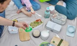 Homra Lunchbox STAQS Grey - Bento Box - 2 Laags Broodtrommel - 3 Compartimenten - Grijs - Lunch To Go - Duurzaam Kunststof - BPA Vrij - 3 Vaks Lunchtrommel Voor Volwassenen - Inclusief Bestek - Magnetron, Diepvries, Vaatwasser Bestendig - Vers Houden -Mepal shop 1200x720 15