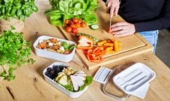 Homra Lunchbox STAQS Grey - Bento Box - 2 Laags Broodtrommel - 3 Compartimenten - Grijs - Lunch To Go - Duurzaam Kunststof - BPA Vrij - 3 Vaks Lunchtrommel Voor Volwassenen - Inclusief Bestek - Magnetron, Diepvries, Vaatwasser Bestendig - Vers Houden -Mepal shop 1200x720 17