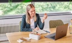 Homra Lunchbox STAQS Grey - Bento Box - 2 Laags Broodtrommel - 3 Compartimenten - Grijs - Lunch To Go - Duurzaam Kunststof - BPA Vrij - 3 Vaks Lunchtrommel Voor Volwassenen - Inclusief Bestek - Magnetron, Diepvries, Vaatwasser Bestendig - Vers Houden -Mepal shop 1200x720 18