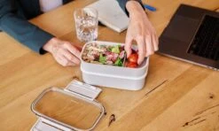 Homra Lunchbox STAQS Grey - Bento Box - 2 Laags Broodtrommel - 3 Compartimenten - Grijs - Lunch To Go - Duurzaam Kunststof - BPA Vrij - 3 Vaks Lunchtrommel Voor Volwassenen - Inclusief Bestek - Magnetron, Diepvries, Vaatwasser Bestendig - Vers Houden -Mepal shop 1200x720 19