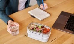 Homra Lunchbox STAQS Grey - Bento Box - 2 Laags Broodtrommel - 3 Compartimenten - Grijs - Lunch To Go - Duurzaam Kunststof - BPA Vrij - 3 Vaks Lunchtrommel Voor Volwassenen - Inclusief Bestek - Magnetron, Diepvries, Vaatwasser Bestendig - Vers Houden -Mepal shop 1200x720 20