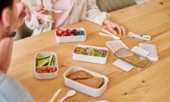 Homra Lunchbox STAQS Grey - Bento Box - 2 Laags Broodtrommel - 3 Compartimenten - Grijs - Lunch To Go - Duurzaam Kunststof - BPA Vrij - 3 Vaks Lunchtrommel Voor Volwassenen - Inclusief Bestek - Magnetron, Diepvries, Vaatwasser Bestendig - Vers Houden -Mepal shop 1200x720 22