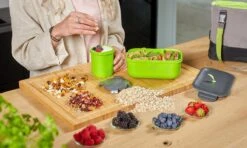 Homra Lunchset In Tas BREAQ Green - Broodtrommel - Yoghurtbeker - Koeltas - Lunch To Go - Duurzaam Kunststof - BPA Vrij - Lunchtrommel - Magnetron, Diepvries, Vaatwasser Bestendig - Grijs Met Groen - Picknick - Kantoor - School - Vers Houden -Mepal shop 1200x720 7