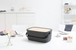 Brabantia Nic Broodtrommel - Met Bamboe Deksel - Dark Grey 25 Brabantia Nic Broodtrommel - Met Bamboe Deksel - Dark Grey -Mepal shop 1200x799 107