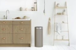 Brabantia Touch Bin Prullenbak - 30 L - Platinum / Matt Steel Fingerprint Proof Deksel 10 Brabantia Touch Bin Prullenbak - 30 L - Platinum / Matt Steel Fingerprint Proof Deksel -Mepal shop 1200x799 83
