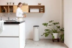 Brabantia Touch Bin Prullenbak - 30 L - Soft Beige -Mepal shop 1200x800 133
