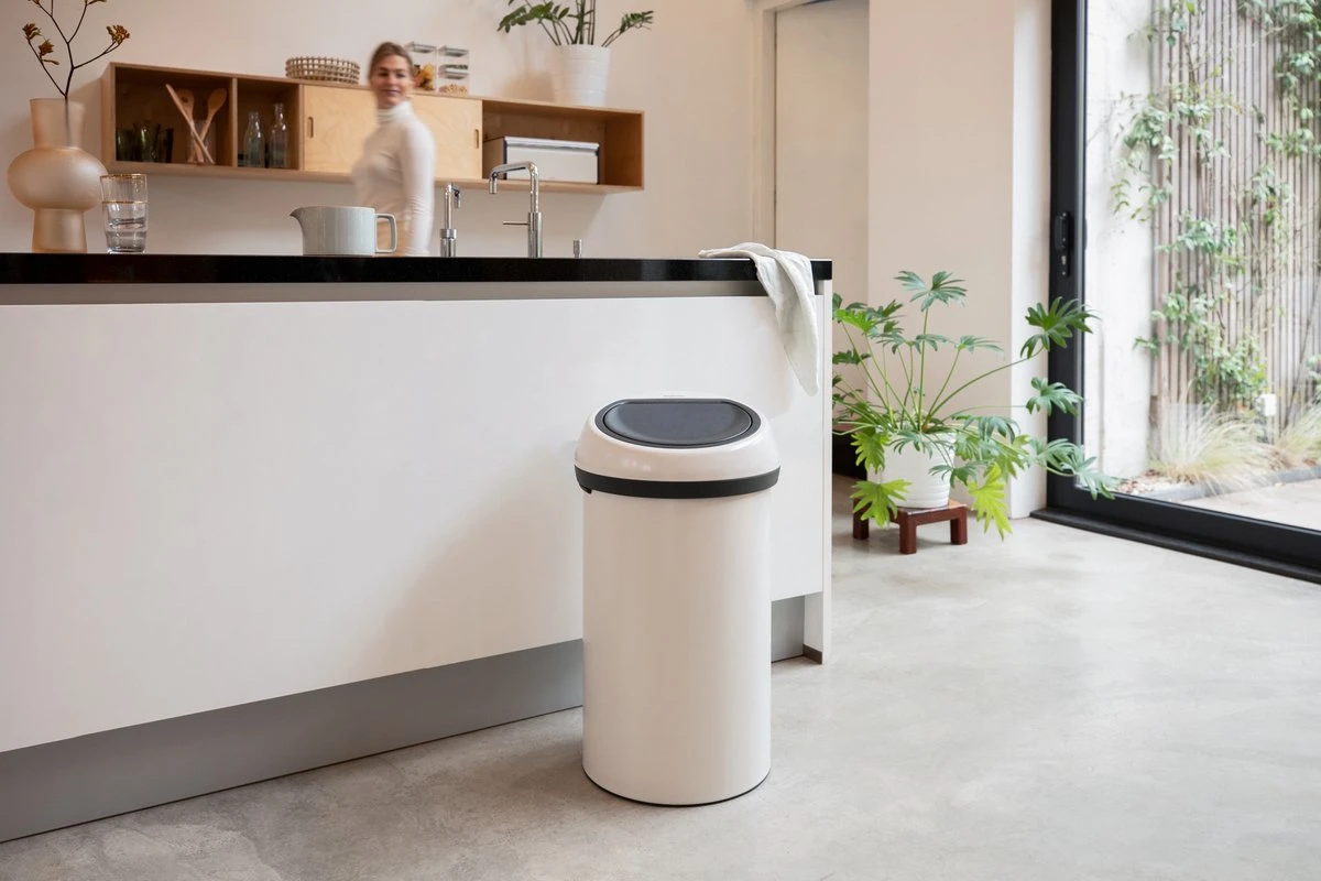 Brabantia Touch Bin Prullenbak - 60 L - Soft Beige 6 Brabantia Touch Bin Prullenbak - 60 L - Soft Beige - Afbeelding 4