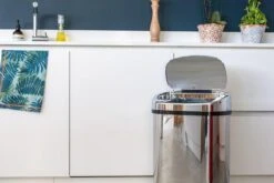 Kitchenmove Prullenbak 68 Liter Met Sensor. Hoogglans Chroom - Automatische Klep Open. -Mepal shop 1200x800 138