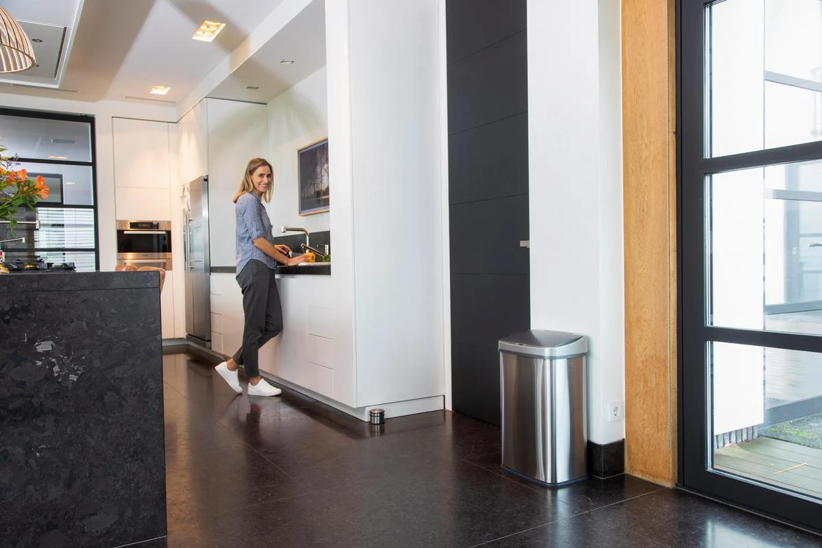 Homra LUX Prullenbak Met Sensor - Automatische Soft Close Deksel - 50 L - Hoogwaardig RVS - 50 Liter Vuilbak - Infrarood Bewegingssensor - Hygiënische Vuilnisbak - Vingerafdruk Bestendig - Sensor Prullenbak 6 Homra LUX Prullenbak Met Sensor - Automatische Soft Close Deksel - 50 L - Hoogwaardig RVS - 50 Liter Vuilbak - Infrarood Bewegingssensor - Hygiënische Vuilnisbak - Vingerafdruk Bestendig - Sensor Prullenbak - Afbeelding 4