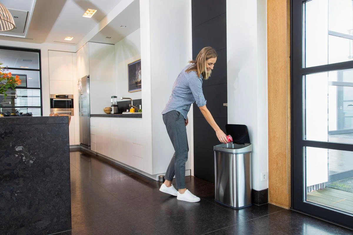 Homra LUX Prullenbak Met Sensor - Automatische Soft Close Deksel - 50 L - Hoogwaardig RVS - 50 Liter Vuilbak - Infrarood Bewegingssensor - Hygiënische Vuilnisbak - Vingerafdruk Bestendig - Sensor Prullenbak 8 Homra LUX Prullenbak Met Sensor - Automatische Soft Close Deksel - 50 L - Hoogwaardig RVS - 50 Liter Vuilbak - Infrarood Bewegingssensor - Hygiënische Vuilnisbak - Vingerafdruk Bestendig - Sensor Prullenbak - Afbeelding 6