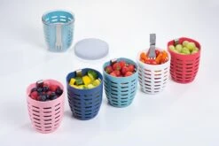 Mepal – Fruit-& Veggie Pot Ellipse – Fruitbox Voor Onderweg - Nordic Green – Voorzien Van Vergietje En RVS Vorkje -Mepal shop 1200x800 163