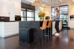 Homra NEVIQ Afvalscheiding Prullenbak Met 2 Vakken - 2 X 30 L Inhoud - Duo Pedaalemmer In Mat Zwart - 2-vaks Afvalemmer 60 Liter - Hoogwaardig RVS - Pedaal Vuilbak - Hygiënisch Afval Scheiden - Zwarte Duo Prullenbak - Dubbele Vuilnisbak 26 Homra NEVIQ Afvalscheiding Prullenbak Met 2 Vakken - 2 X 30 L Inhoud - Duo Pedaalemmer In Mat Zwart - 2-vaks Afvalemmer 60 Liter - Hoogwaardig RVS - Pedaal Vuilbak - Hygiënisch Afval Scheiden - Zwarte Duo Prullenbak - Dubbele Vuilnisbak -Mepal shop 1200x800 70