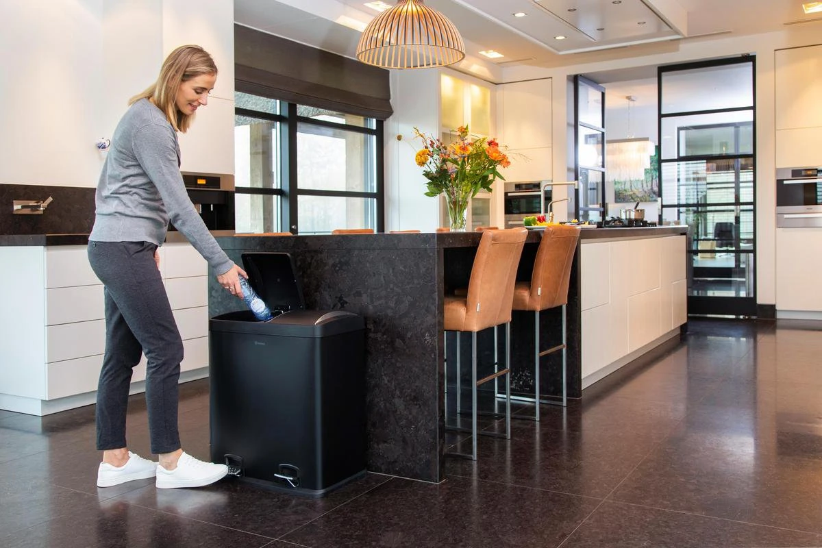 Homra NEVIQ Afvalscheiding Prullenbak Met 2 Vakken - 2 X 30 L Inhoud - Duo Pedaalemmer In Mat Zwart - 2-vaks Afvalemmer 60 Liter - Hoogwaardig RVS - Pedaal Vuilbak - Hygiënisch Afval Scheiden - Zwarte Duo Prullenbak - Dubbele Vuilnisbak 8 Homra NEVIQ Afvalscheiding Prullenbak Met 2 Vakken - 2 X 30 L Inhoud - Duo Pedaalemmer In Mat Zwart - 2-vaks Afvalemmer 60 Liter - Hoogwaardig RVS - Pedaal Vuilbak - Hygiënisch Afval Scheiden - Zwarte Duo Prullenbak - Dubbele Vuilnisbak - Afbeelding 6