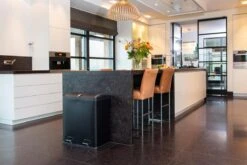 Homra NEVIQ Afvalscheiding Prullenbak Met 2 Vakken - 2 X 30 L Inhoud - Duo Pedaalemmer In Mat Zwart - 2-vaks Afvalemmer 60 Liter - Hoogwaardig RVS - Pedaal Vuilbak - Hygiënisch Afval Scheiden - Zwarte Duo Prullenbak - Dubbele Vuilnisbak 30 Homra NEVIQ Afvalscheiding Prullenbak Met 2 Vakken - 2 X 30 L Inhoud - Duo Pedaalemmer In Mat Zwart - 2-vaks Afvalemmer 60 Liter - Hoogwaardig RVS - Pedaal Vuilbak - Hygiënisch Afval Scheiden - Zwarte Duo Prullenbak - Dubbele Vuilnisbak -Mepal shop 1200x800 72