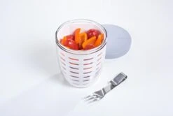 Mepal – Fruit-& Veggie Pot Ellipse – Fruitbox Voor Onderweg - Wit – Voorzien Van Vergietje En RVS Vorkje -Mepal shop 1200x807 6