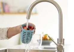 Mepal – Fruit-& Veggie Pot Ellipse – Fruitbox Voor Onderweg - Wit – Voorzien Van Vergietje En RVS Vorkje -Mepal shop 1200x837 2