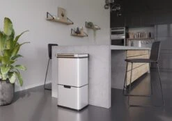 Homra DEXER Afvalscheiding Prullenbak - 4 Vakken - 60 Liter (2×18L + 2×12L) - Recycle Sensor Prullenbak - RVS Afvalemmer - Afvalscheidingsprullenbak - Design Keuken Afvalemmer - Automatische Lucht- En Bacterie Filter - Soft Close Deksel – Kleur Wit -Mepal shop 1200x847 4