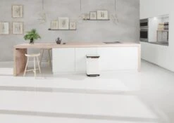 Prullenbak Met Pedaal - 50 Liter - RVS - Wit - Pedaalemmer StangVollby Osdall - Automatisch Lucht Filter - Odor Control - 50L Capaciteit - Soft Close Deksel - Afvalemmer - Met Hengsel - Afval Aandrukken - Scandinavisch Design - Hygiënisch -Mepal shop 1200x848 2