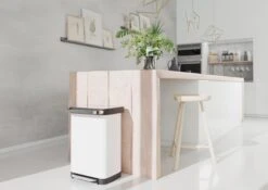 Prullenbak Met Pedaal - 50 Liter - RVS - Wit - Pedaalemmer StangVollby Osdall - Automatisch Lucht Filter - Odor Control - 50L Capaciteit - Soft Close Deksel - Afvalemmer - Met Hengsel - Afval Aandrukken - Scandinavisch Design - Hygiënisch -Mepal shop 1200x848 3