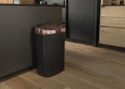 Stangvollby Nausta Sensor Prullenbak - 58 Liter - Zwart Met Roségouden Deksel - RVS - Soft Close - Vingerafdrukvrij - Zwarte Afvalbak Met Koperen Rand - Hygiënische Automatische Deksel - Keuken Afvalemmer - Kantoor Vuilbak 60 Liter - Elektrisch -Mepal shop 1200x849 4