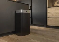 Stangvollby Gimo Sensor Prullenbak - 45 Liter - RVS - Zwart - Automatische Soft Close Deksel - Zwarte Keuken Afvalemmer - Kantoor Vuilbak - Scandinavisch Design - Infrarood Bewegingssensor - 50 Liter Afvalbak - Vingerafdrukvrij - Hygiënisch -Mepal shop 1200x849 6