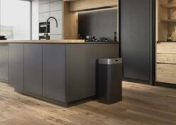 Stangvollby Gimo Sensor Prullenbak - 45 Liter - RVS - Zwart - Automatische Soft Close Deksel - Zwarte Keuken Afvalemmer - Kantoor Vuilbak - Scandinavisch Design - Infrarood Bewegingssensor - 50 Liter Afvalbak - Vingerafdrukvrij - Hygiënisch -Mepal shop 1200x849 7