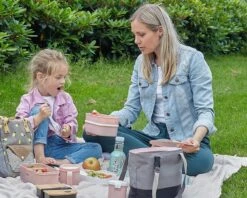 Homra Lunchbox STAQS Pink - Bento Box - 2 Laags Broodtrommel - 3 Compartimenten - Roze - Lunch To Go - Duurzaam Kunststof - BPA Vrij - 3 Vaks Lunchtrommel Voor Volwassenen - Inclusief Bestek - Magnetron, Diepvries, Vaatwasser Bestendig - Vers Houden 21 Homra Lunchbox STAQS Pink - Bento Box - 2 Laags Broodtrommel - 3 Compartimenten - Roze - Lunch To Go - Duurzaam Kunststof - BPA Vrij - 3 Vaks Lunchtrommel Voor Volwassenen - Inclusief Bestek - Magnetron, Diepvries, Vaatwasser Bestendig - Vers Houden -Mepal shop 1200x960 8