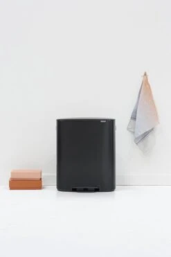 Brabantia Bo Prullenbak - 60 L - Met 80 Vuilniszakken - Matt Black -Mepal shop 799x1200 29
