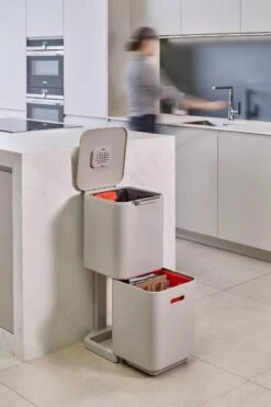 Joseph Joseph Intelligent Waste Prullenbak Totem 2.0 Compact Recycler - 40 L - Stone 20 Joseph Joseph Intelligent Waste Prullenbak Totem 2.0 Compact Recycler - 40 L - Stone -Mepal shop 799x1200 40