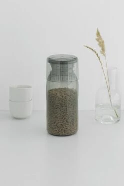 Brabantia Voorraadbussen Met Maatbeker Set Van 2 - 1,3 L - Dark Grey 18 Brabantia Voorraadbussen Met Maatbeker Set Van 2 - 1,3 L - Dark Grey -Mepal shop 799x1200 64