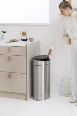 Brabantia Touch Bin Prullenbak - 40 L - Matt Steel Fingerprint Proof -Mepal shop 800x1200 23