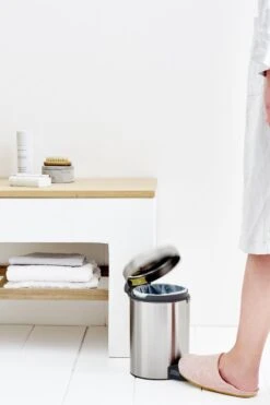 Brabantia NewIcon Prullenbak - 3 L - Matt Steel 23 Brabantia NewIcon Prullenbak - 3 L - Matt Steel -Mepal shop 800x1200 40